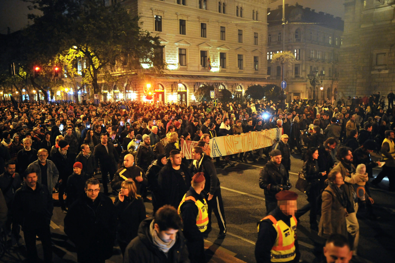Illustration for article titled Miles de personas protestan en Budapest contra el impuesto de Internet
